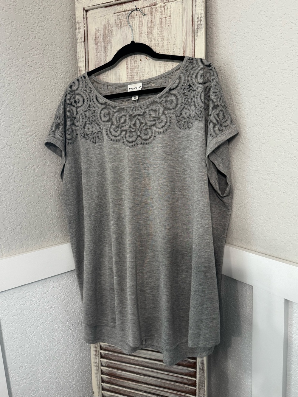 CUTE! Ava & Viv Gray Short Sleeve Top with Embroidered Yoke Plus Size 4X